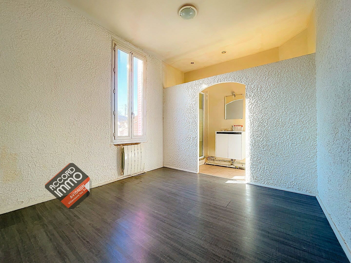 Photo d'une chambre avec la salle d'eau et WC.