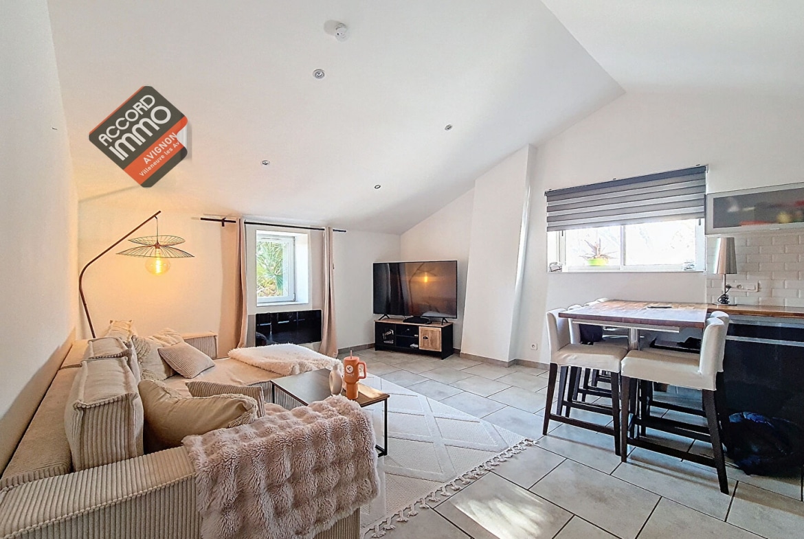 Salon lumineux d’un appartement T3 à vendre à Morières-lès-Avignon. Espace de vie moderne avec canapé d’angle, grande fenêtre et coin repas. Idéal pour un achat immobilier.