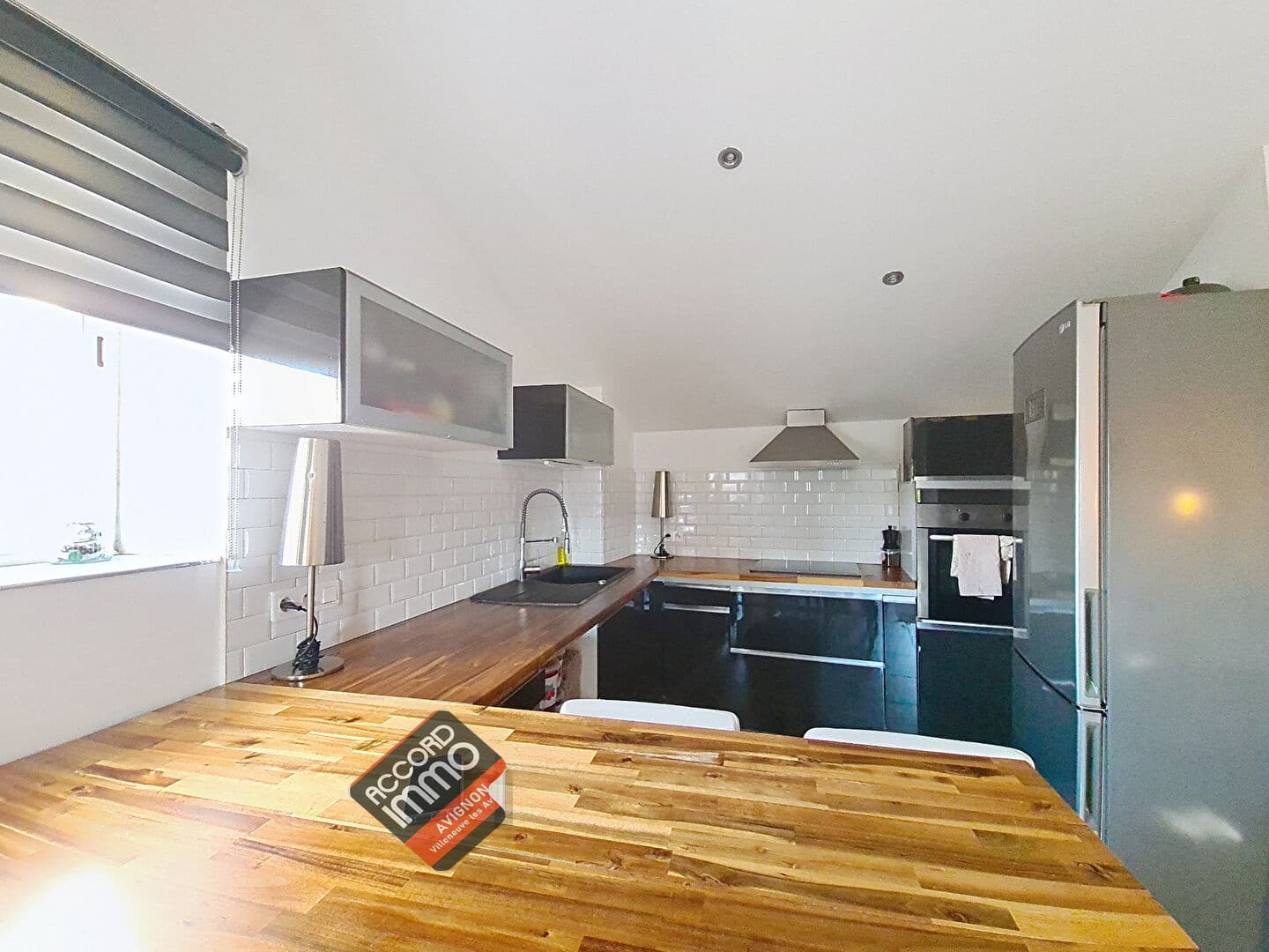 Salle de bain contemporaine d’un appartement T3 à vendre à Morières-lès-Avignon, avec baignoire, meuble vasque design et carrelage mosaïque