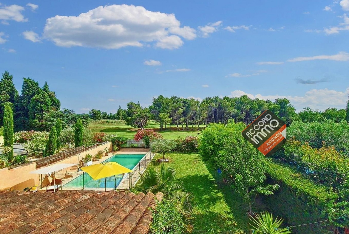 Vue aérienne depuis une maison située à Vedène, avec un jardin paysager, une piscine sécurisée et un accès proche du golf disponible à la vente