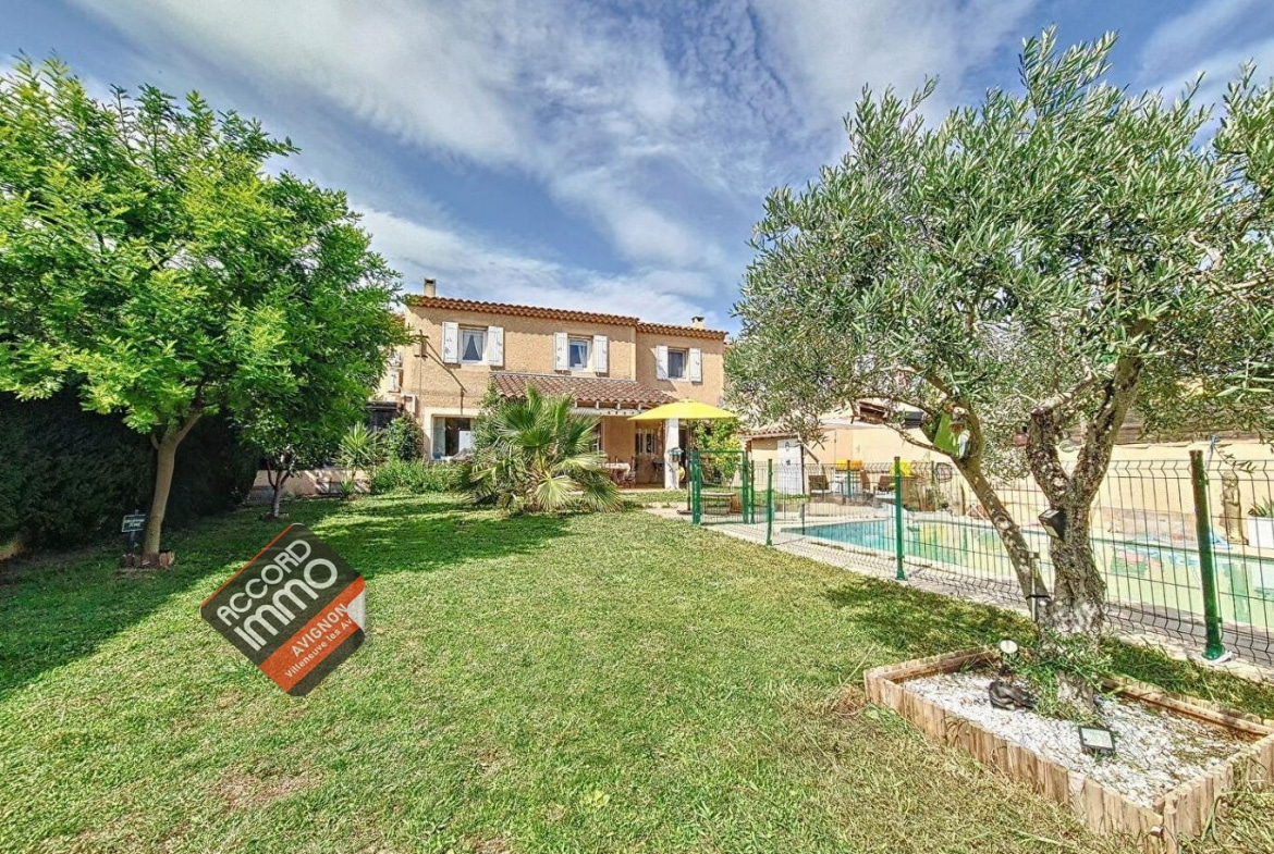 Jardin spacieux et arboré avec une piscine sécurisée dans une maison à Vedène, à proximité du golf et d'Avignon