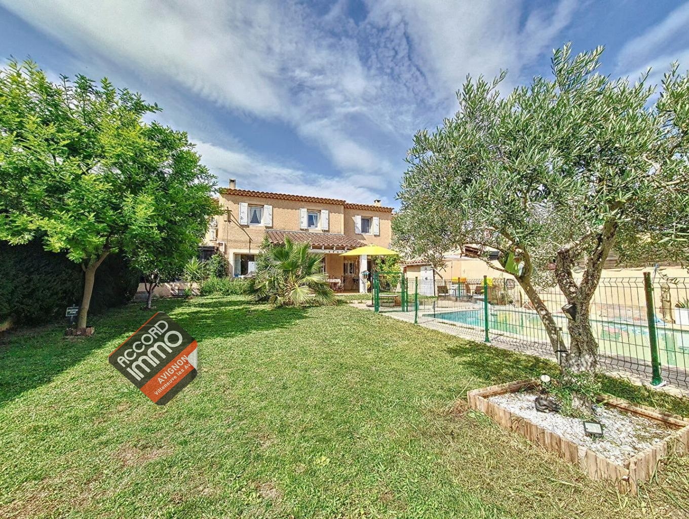 Jardin spacieux et arboré avec une piscine sécurisée dans une maison à Vedène, à proximité du golf et d'Avignon