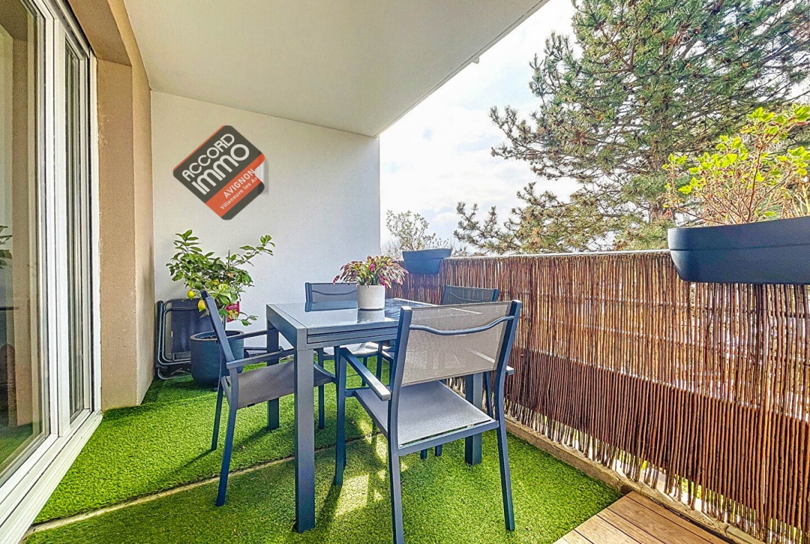 Jolie terrasse avec vue dégagée dans un appartement T3 à vendre au Pontet