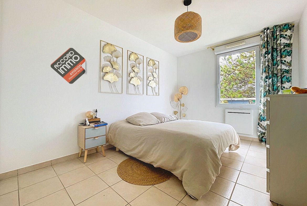 Belle chambre lumineuse dans un appartement T3 à vendre au Pontet avec terrasse et piscine