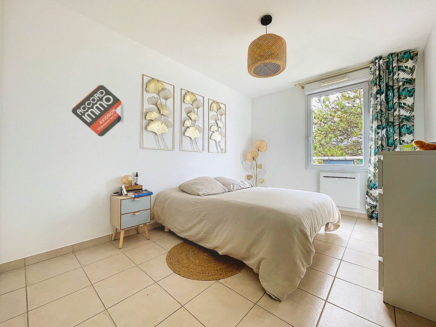 Belle chambre lumineuse dans un appartement T3 à vendre au Pontet avec terrasse et piscine