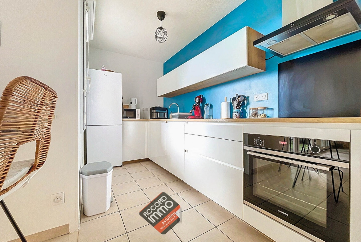 Cuisine moderne et fonctionnelle dans un appartement T3 en vente au Pontet avec terrasse et piscine