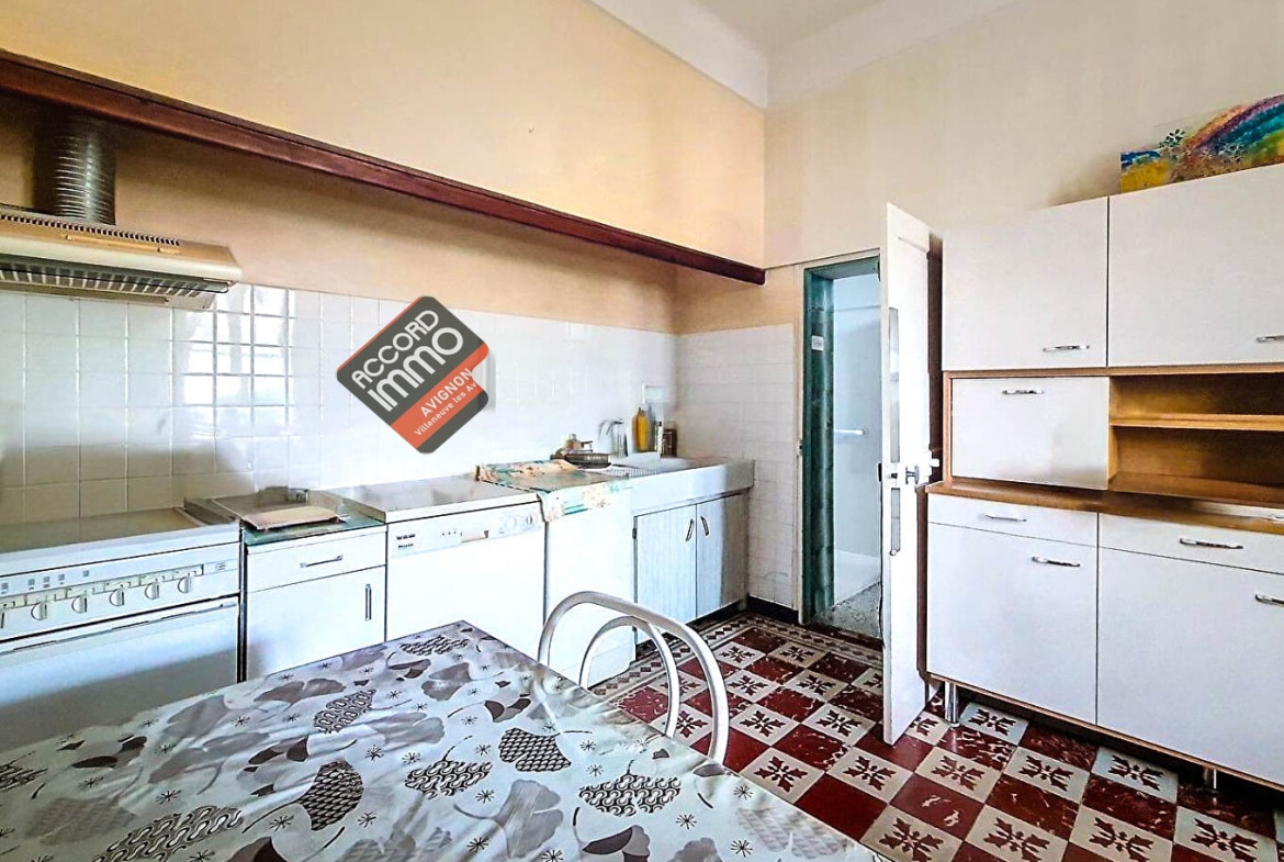 Cuisine vintage d’une maison à vendre à Avignon, avec possibilité de rénovation et située proche des remparts.