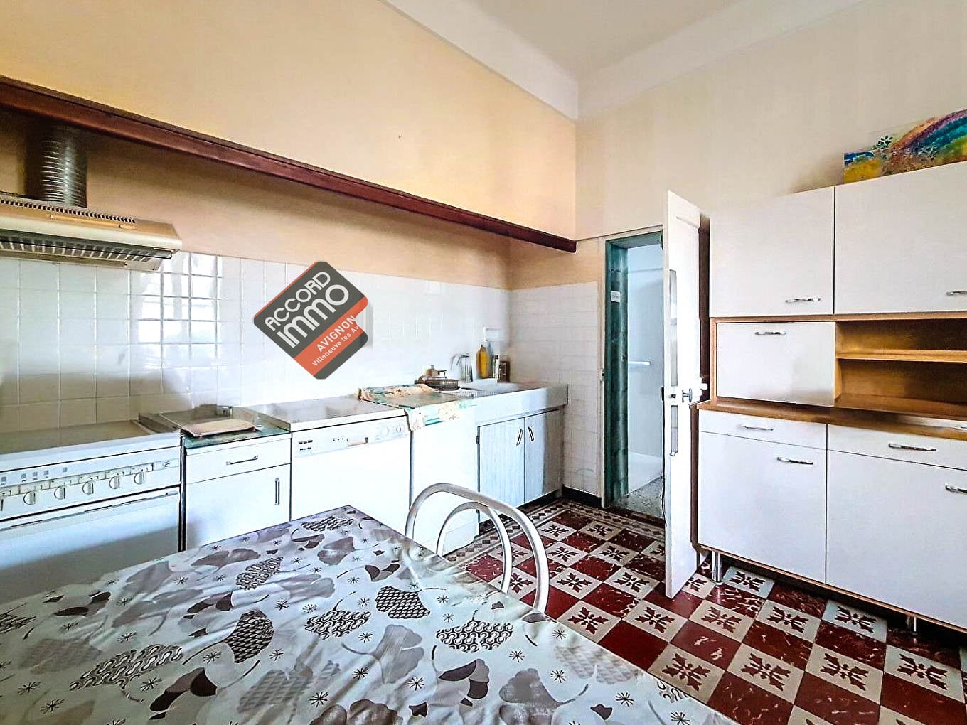 Cuisine vintage d’une maison à vendre à Avignon, avec possibilité de rénovation et située proche des remparts.