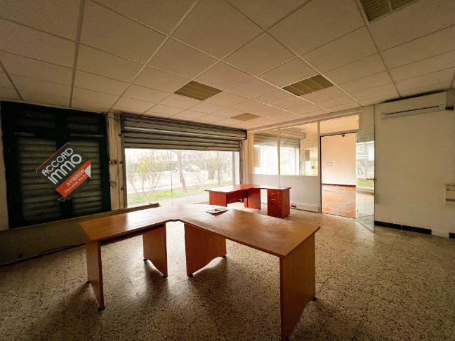 Intérieur d'un local commercial situé à Avignon, en RDC, avec espace lumineux et modulable idéal pour bureaux ou magasin