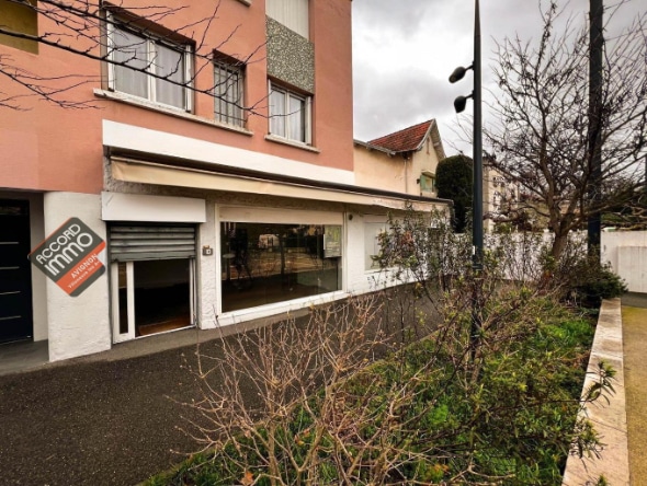 Vue élargie de la façade d'un local commercial situé à Avignon, en zone extramuros, parfait pour une activité commerciale au rez-de-chaussée