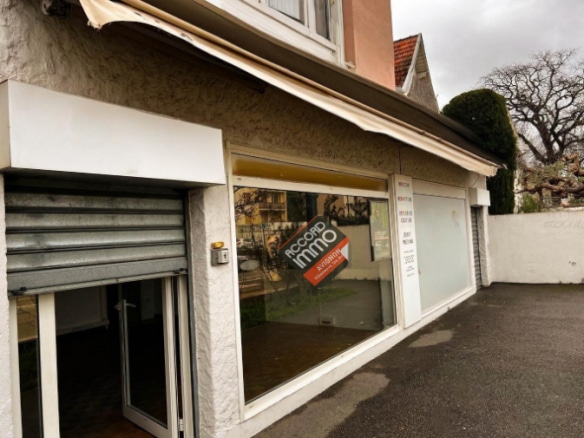 Photo de la façade d'un local commercial en location à Avignon, situé en RDC avec une vitrine et un potentiel commercial élevé