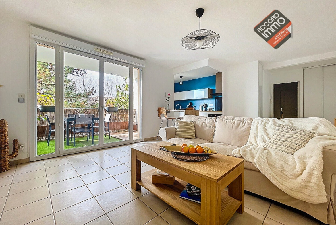 Grand salon lumineux avec accès terrasse dans un appartement T3 en vente au Pontet