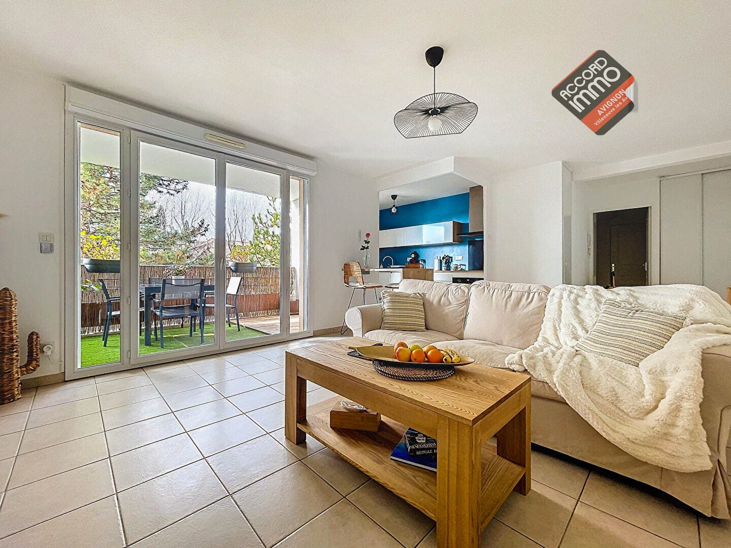 Grand salon lumineux avec accès terrasse dans un appartement T3 en vente au Pontet