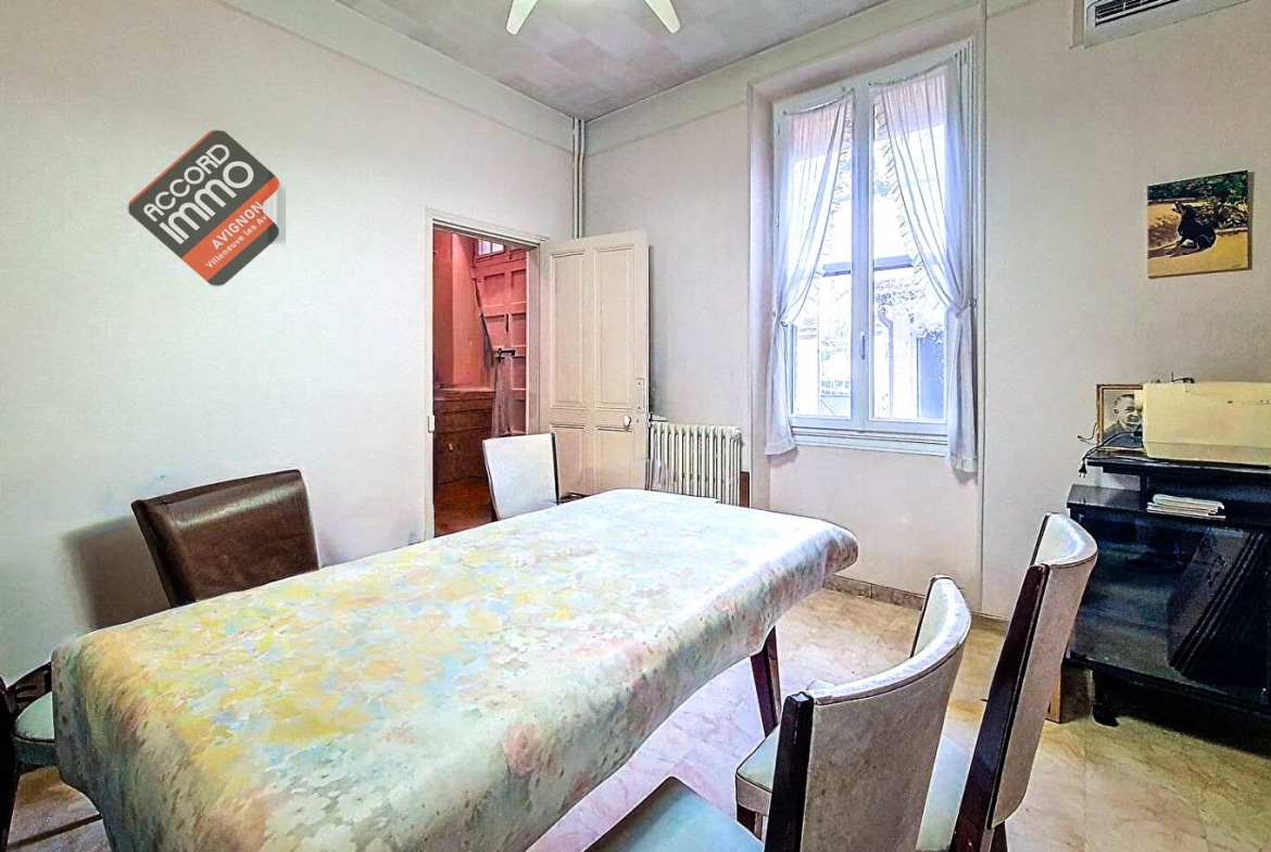 Salle à manger dans une maison à vendre à Avignon, idéale pour un projet de rénovation proche des remparts.