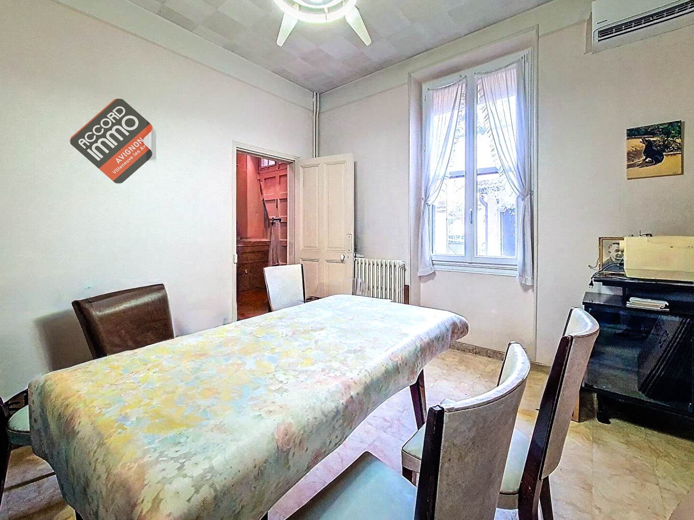 Salle à manger dans une maison à vendre à Avignon, idéale pour un projet de rénovation proche des remparts.