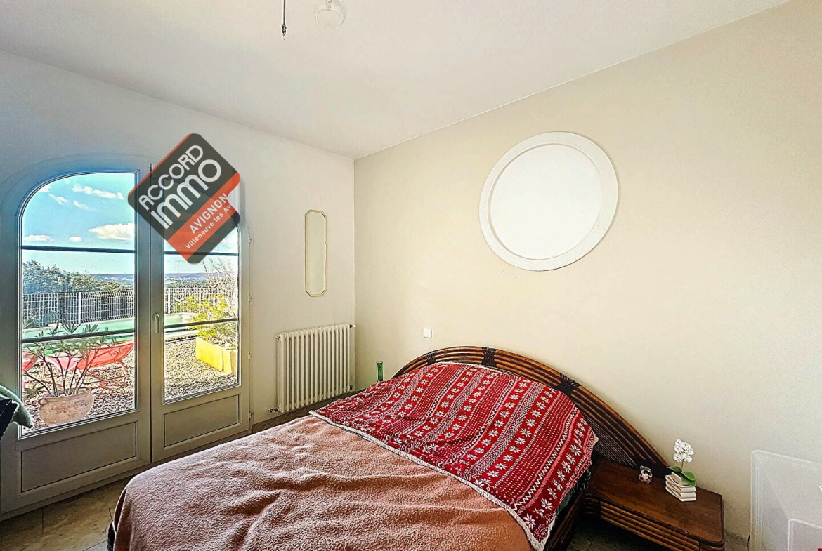 Chambre spacieuse avec accès terrasse, vue sur jardin et piscine dans une villa à Villeneuve-lès-Avignon
