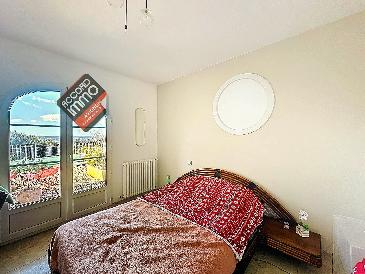 Chambre spacieuse avec accès terrasse, vue sur jardin et piscine dans une villa à Villeneuve-lès-Avignon