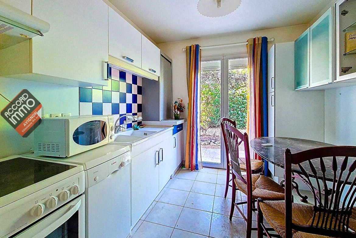 Cuisine équipée avec accès jardin dans maison récente à Morières-lès-Avignon