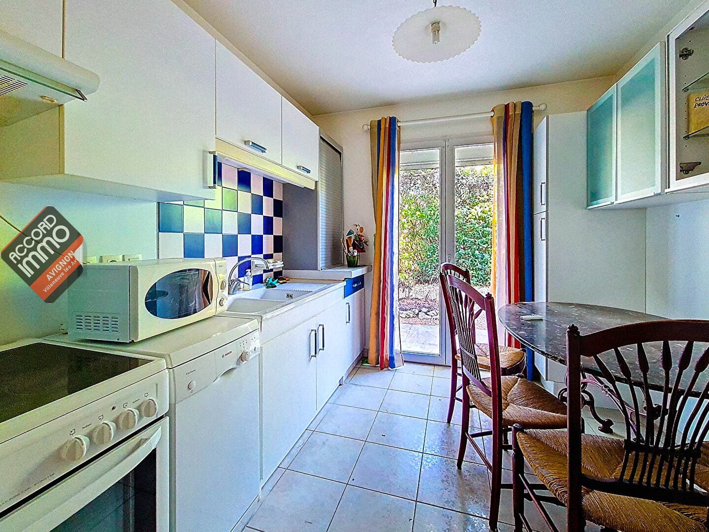 Cuisine équipée avec accès jardin dans maison récente à Morières-lès-Avignon