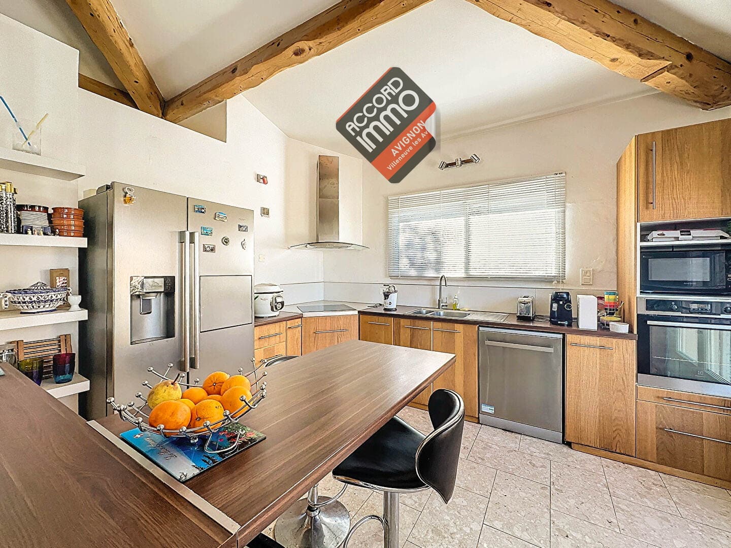Cuisine équipée d'une villa avec vue panoramique, piscine et jardin à Villeneuve-lès-Avignon