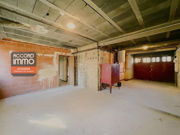 Grand garage avec espace atelier dans maison à vendre à rénover à Avignon secteur Croisière