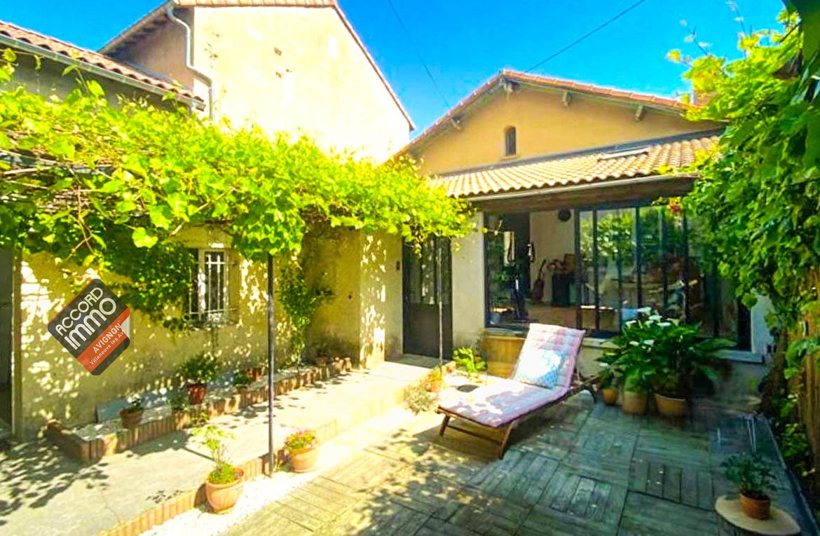 Espace extérieur avec terrasse boisée, verdure et transat dans une maison à Avignon