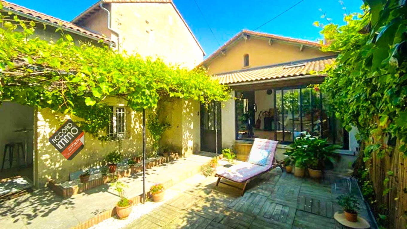 Espace extérieur avec terrasse boisée, verdure et transat dans une maison à Avignon