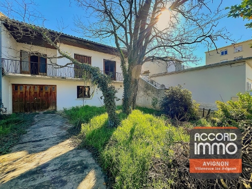 Façade d'une maison à vendre avec jardin à Avignon dans le secteur Croisière pour projet de rénovation