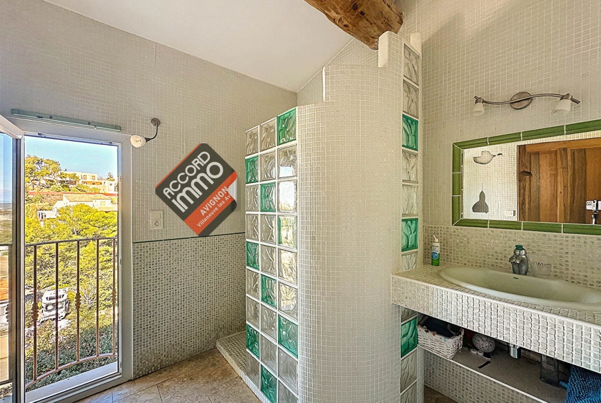 Salle d'eau avec douche à l'italienne et vue panoramique dans une villa à Villeneuve-lès-Avignon