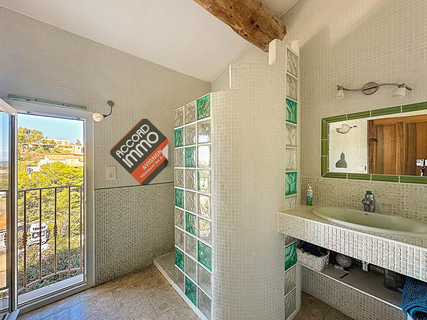 Salle d'eau avec douche à l'italienne et vue panoramique dans une villa à Villeneuve-lès-Avignon