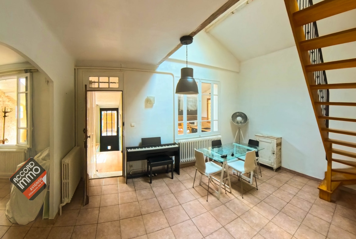 Pièce de vie lumineuse avec escalier en bois, mezzanine et mobilier moderne dans une maison à Avignon
