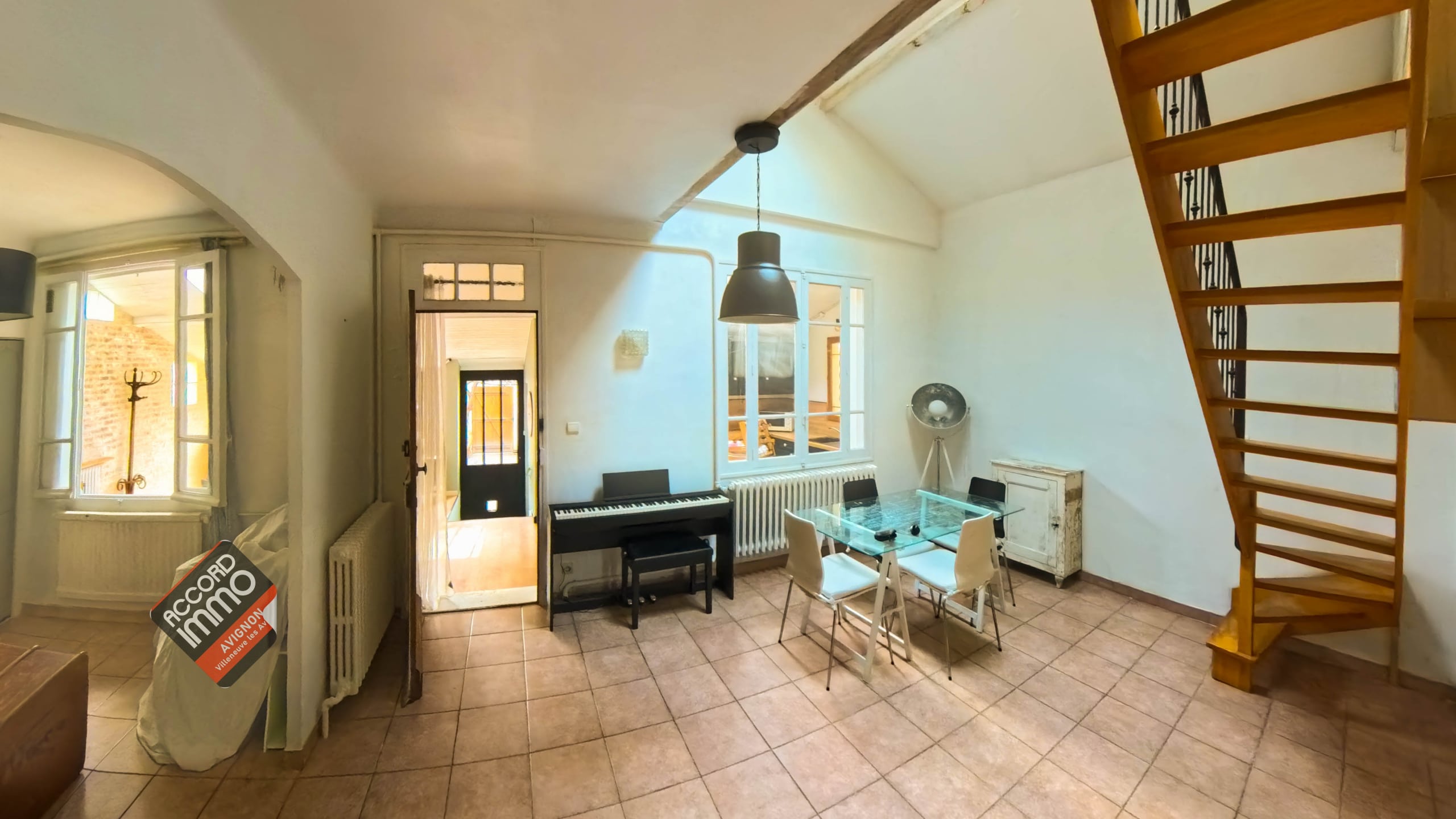 Pièce de vie lumineuse avec escalier en bois, mezzanine et mobilier moderne dans une maison à Avignon