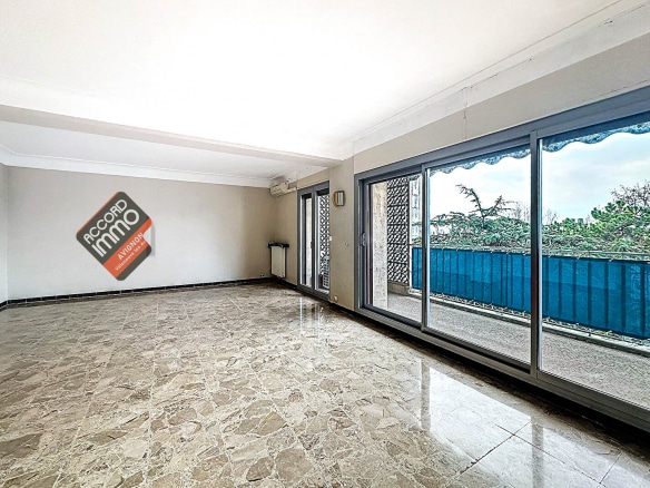 Grand séjour avec baie vitrée appartement T4 Avignon Trillade dernier étage ascenseur