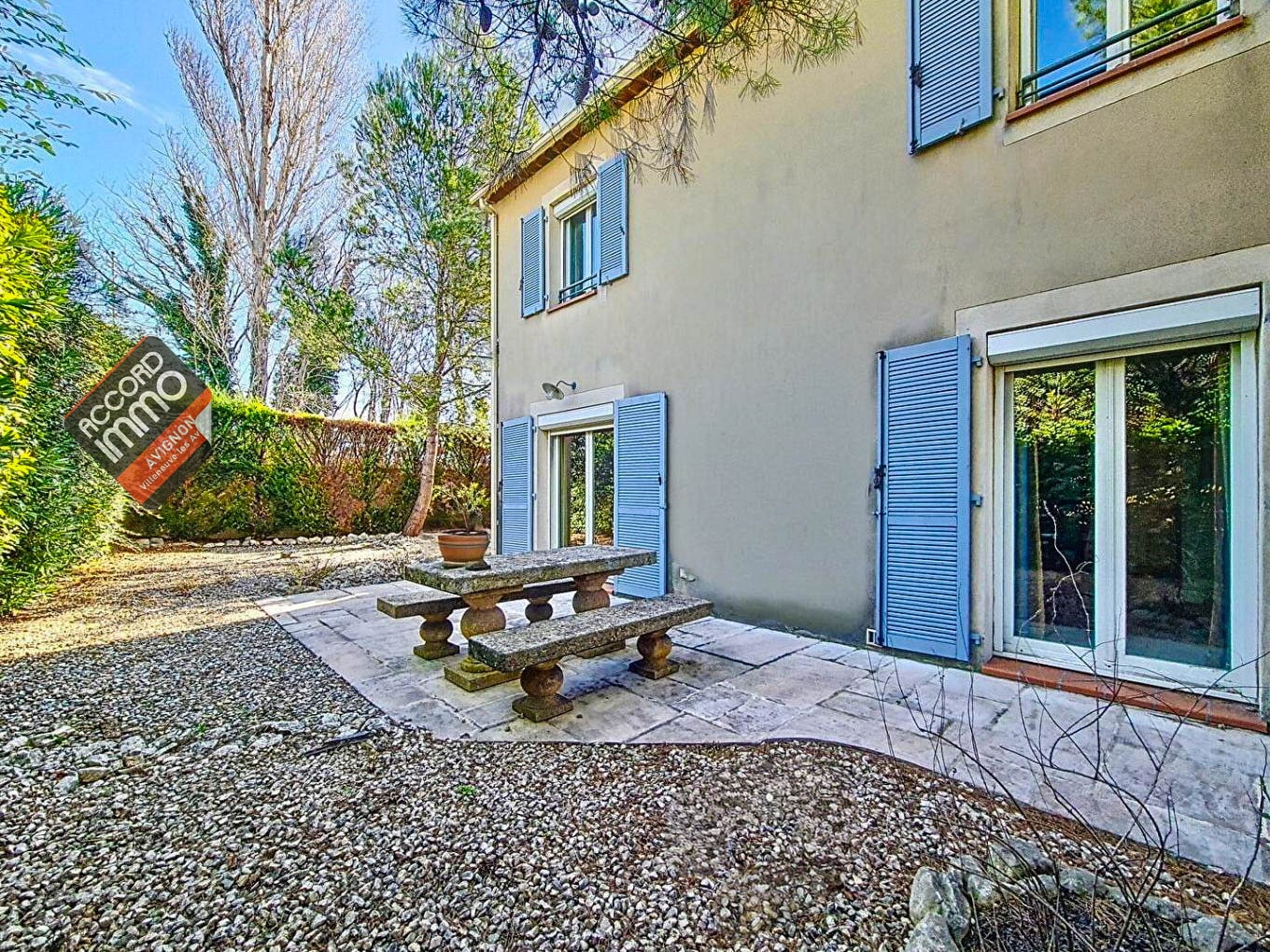 Terrasse et table et banc en pierre avec jardin arboré de maison récente à Morières-lès-Avignon