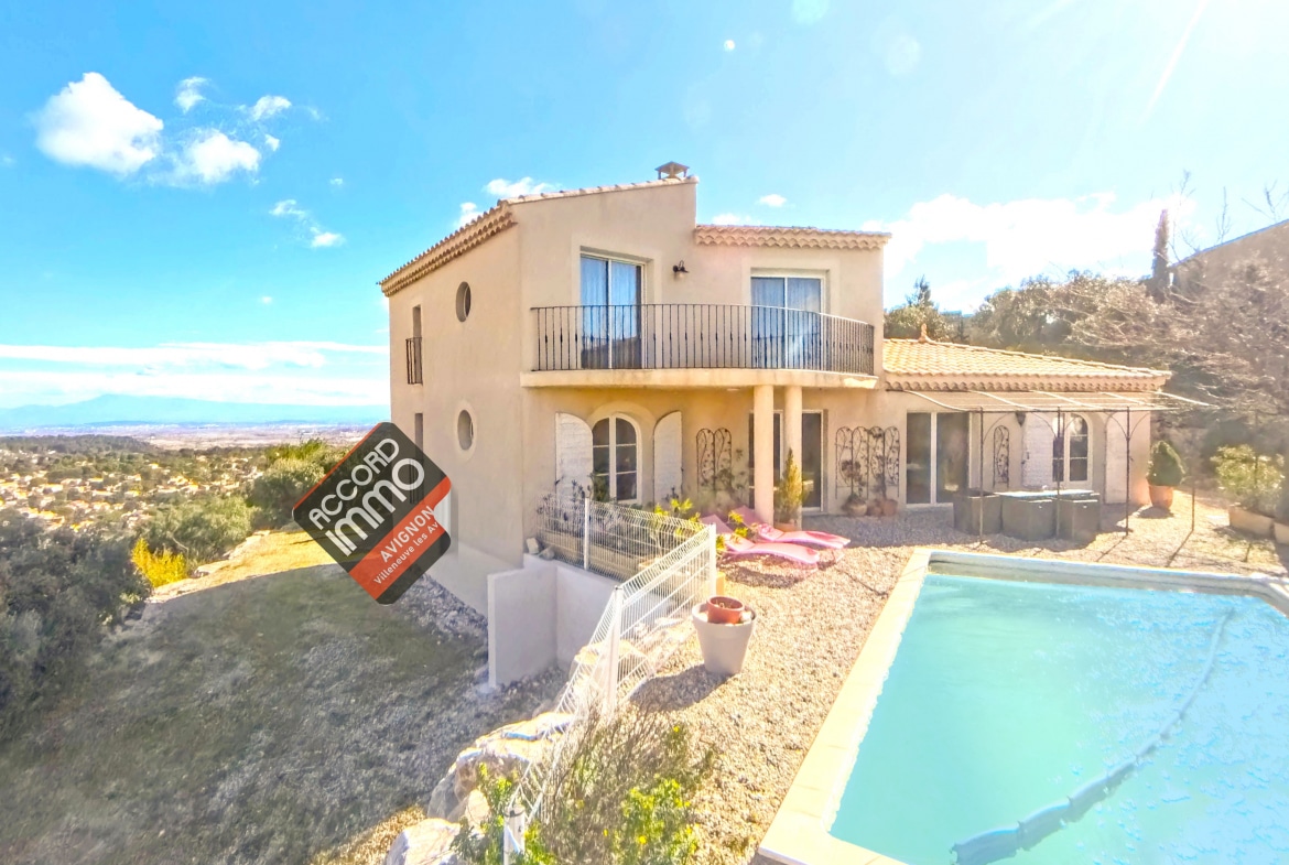 Extérieur de villa avec piscine, terrasse et vue dégagée sur Villeneuve-lès-Avignon