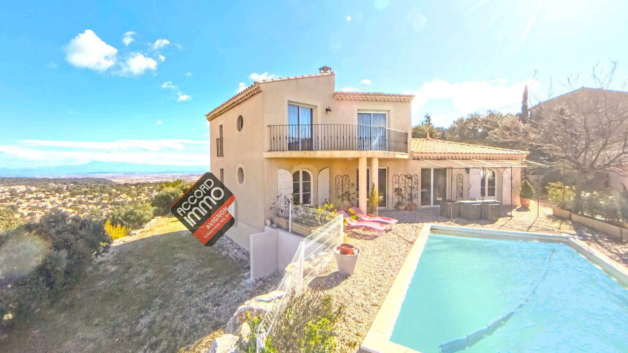 Extérieur de villa avec piscine, terrasse et vue dégagée sur Villeneuve-lès-Avignon