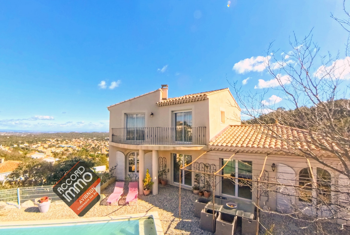 Façade de villa avec piscine, jardin et vue panoramique à Villeneuve-lès-Avignon
