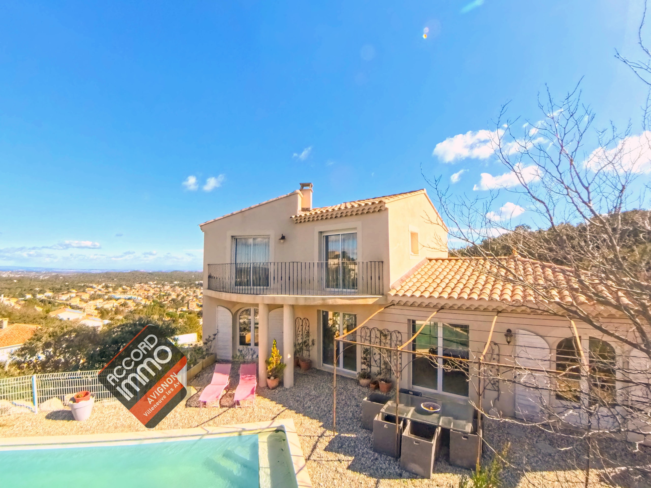 Façade de villa avec piscine, jardin et vue panoramique à Villeneuve-lès-Avignon