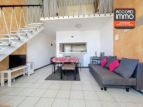 Salon lumineux avec mezzanine d’un appartement T2 en location à Avignon dans le quartier Martelange