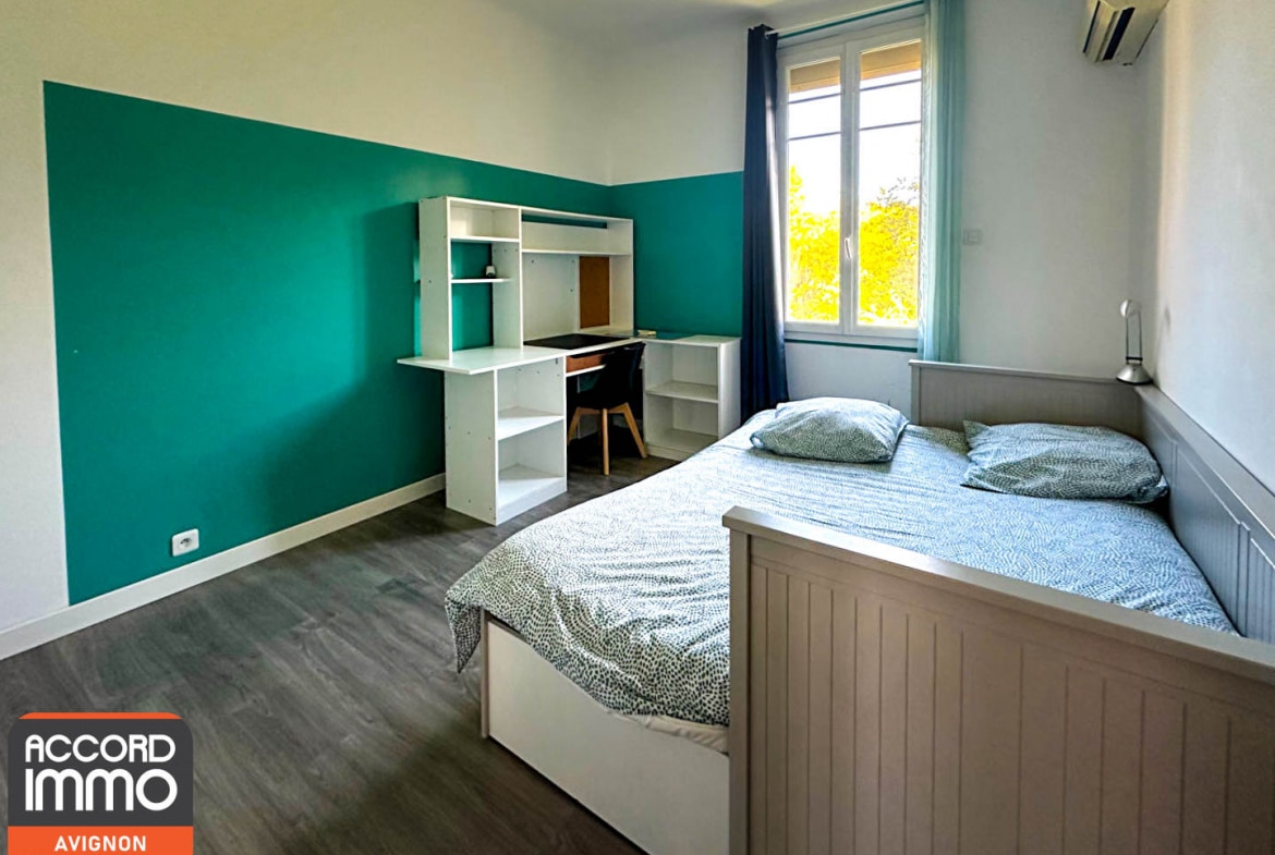 Chambre spacieuse avec espace bureau dans immeuble à vendre à Avignon avec garages