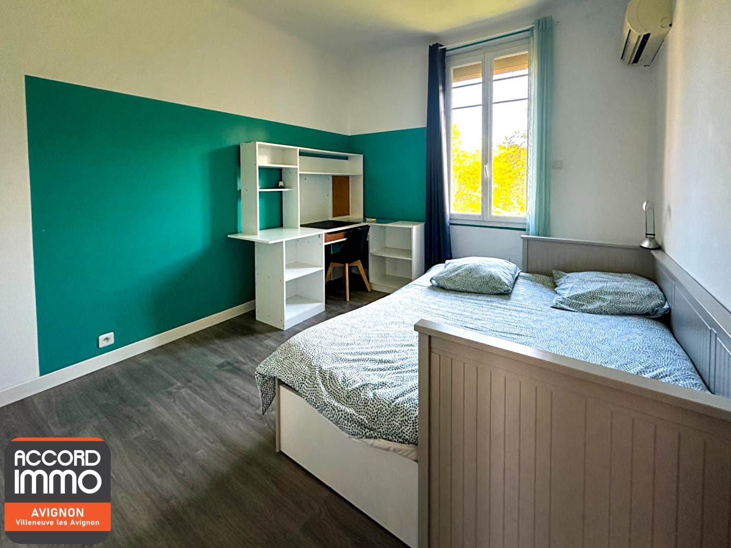 Chambre spacieuse avec espace bureau dans immeuble à vendre à Avignon avec garages