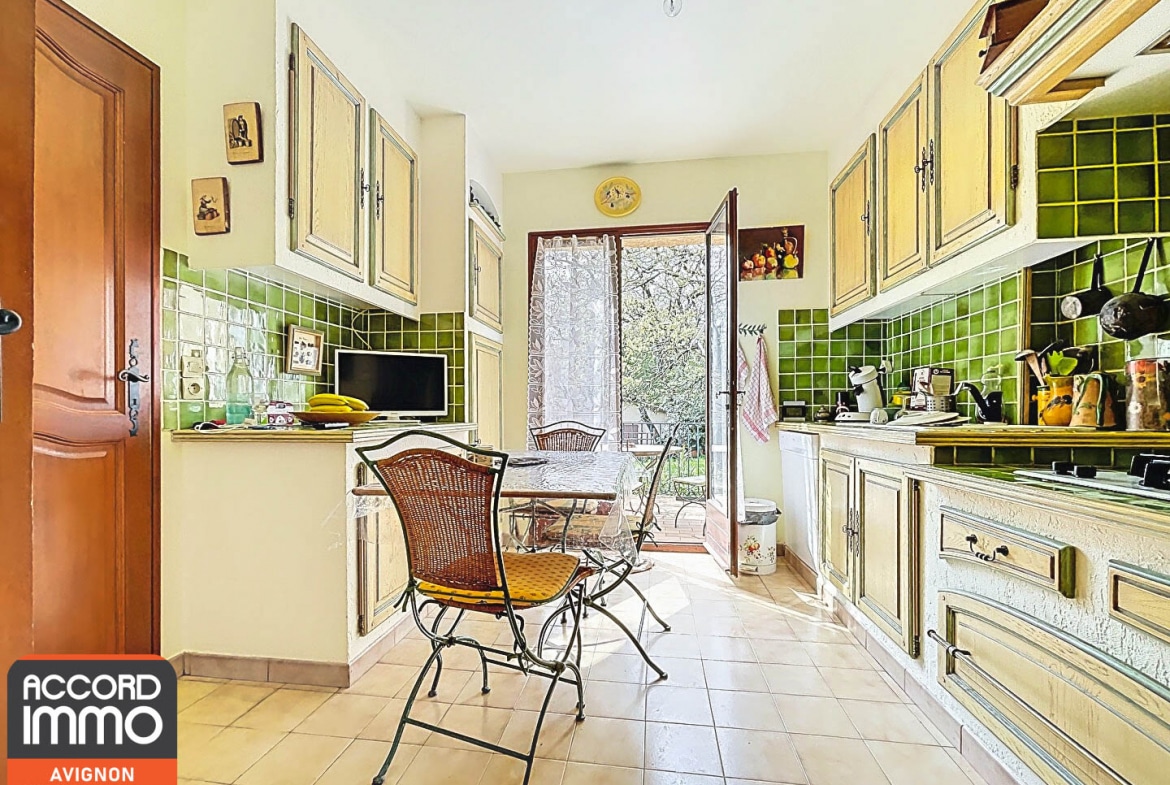 Cuisine équipée avec accès direct au jardin dans maison à vendre à Rochefort du Gard