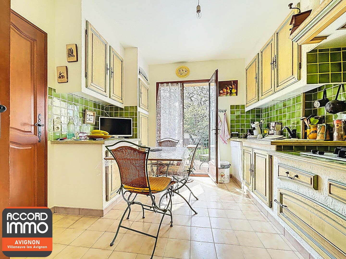 Cuisine équipée avec accès direct au jardin dans maison à vendre à Rochefort du Gard