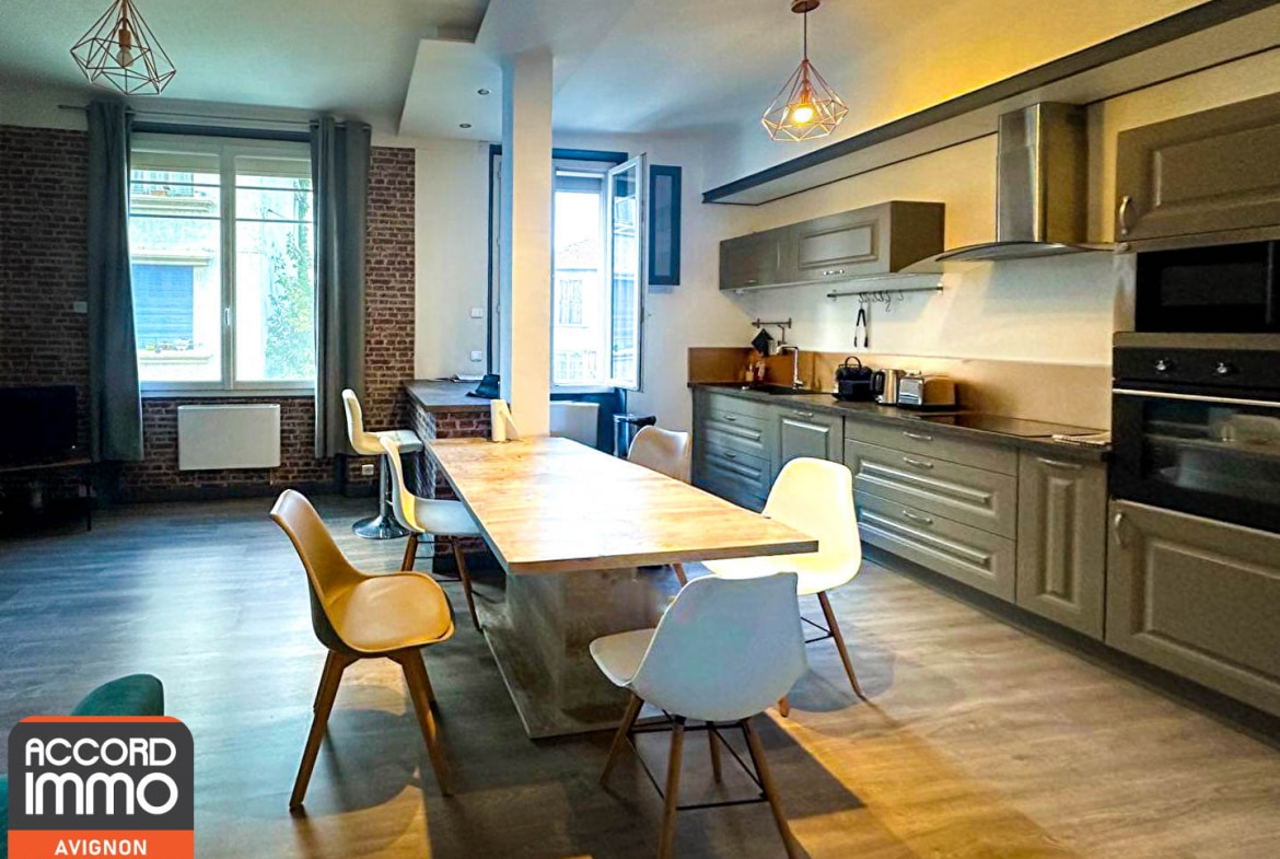 Cuisine équipée moderne avec salle à manger dans immeuble de rapport à vendre à Avignon