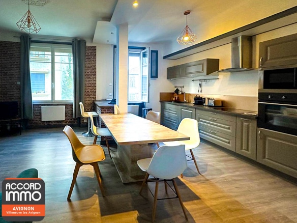 Cuisine équipée moderne avec salle à manger dans immeuble de rapport à vendre à Avignon