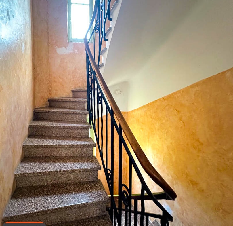 scalier en pierre avec rampe en fer forgé dans immeuble à vendre à Avignon