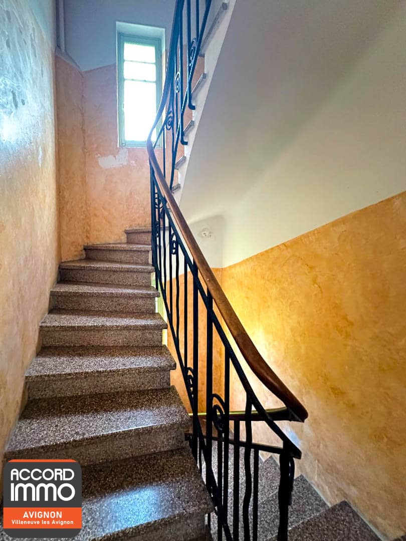 scalier en pierre avec rampe en fer forgé dans immeuble à vendre à Avignon