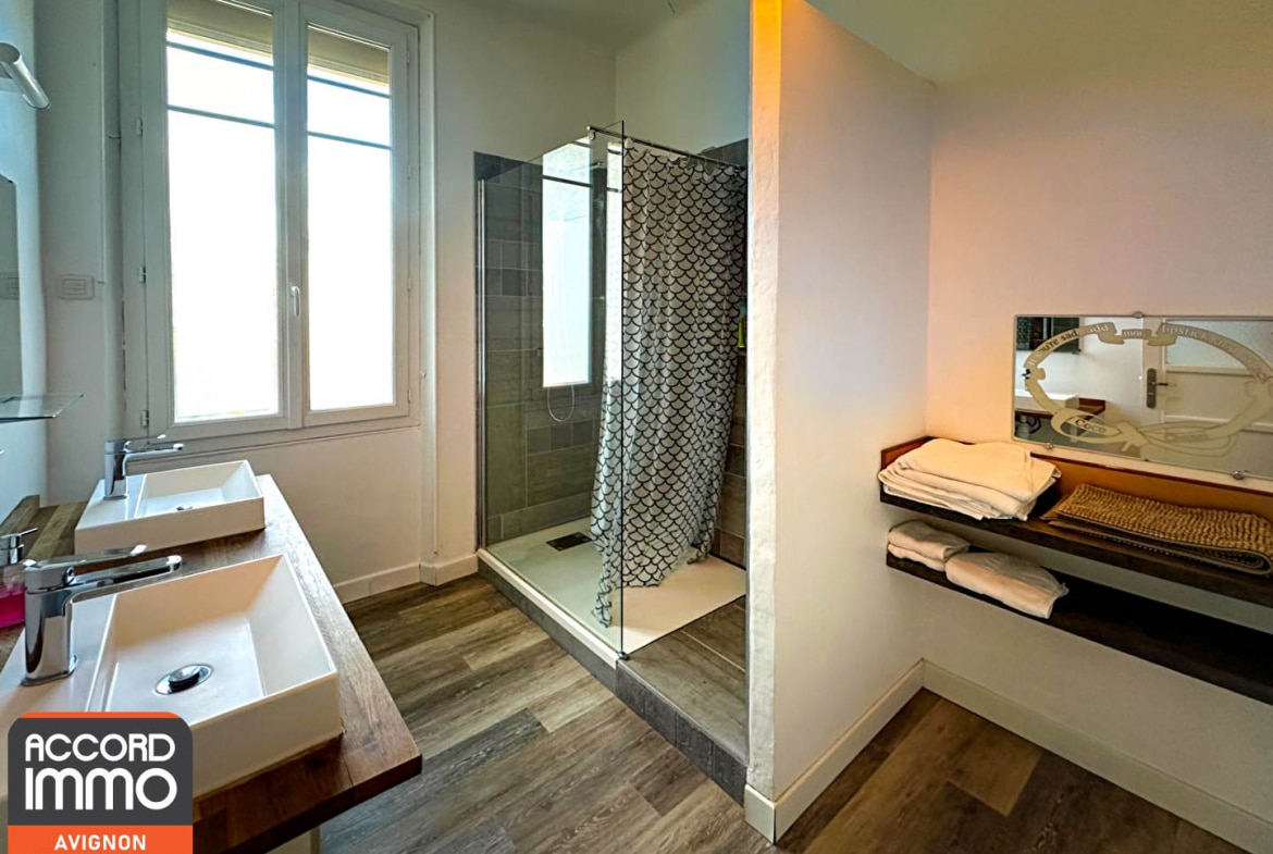 Salle de bain moderne avec double vasque et douche dans immeuble de rapport à vendre à Avignon