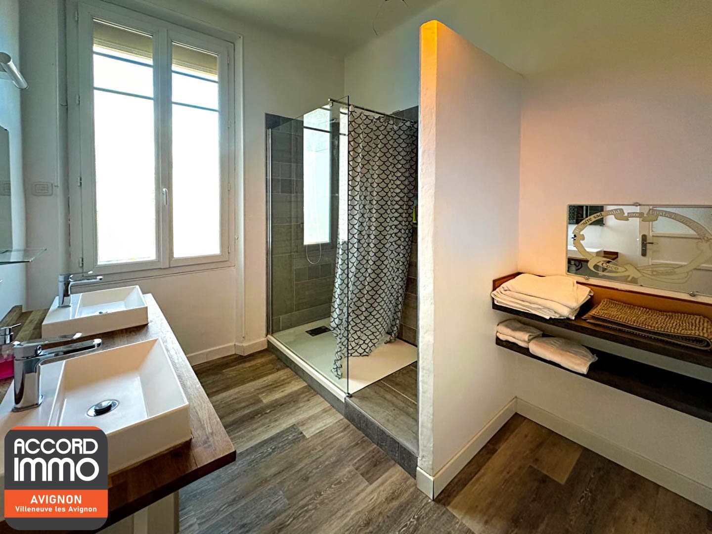 Salle de bain moderne avec double vasque et douche dans immeuble de rapport à vendre à Avignon