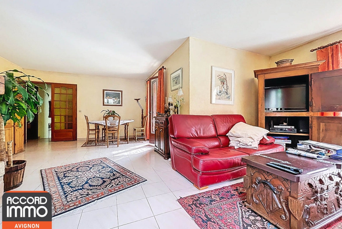 Salon lumineux et spacieux d’une maison plain-pied à vendre à Rochefort du Gard, avec accès jardin